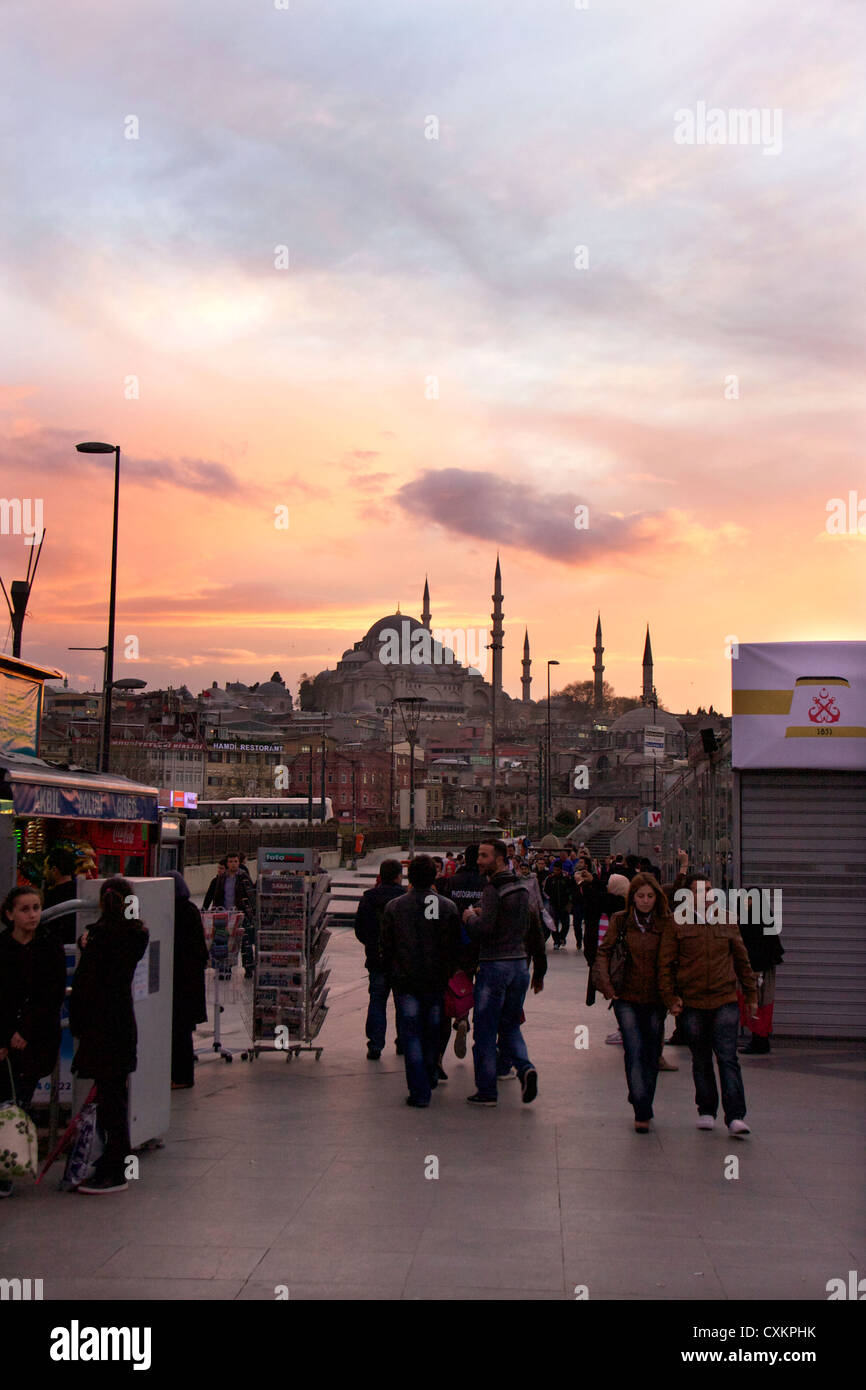 La gente sulla banchina e traghetti, Eminoenue district, Istanbul, Turchia, Europa Foto Stock
