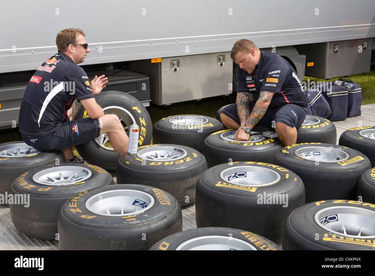 Red Bull F1 Racing meccanica controllare e regolare la pressione dei pneumatici al 2012 Goodwood Festival of Speed, Sussex, Regno Unito. Foto Stock