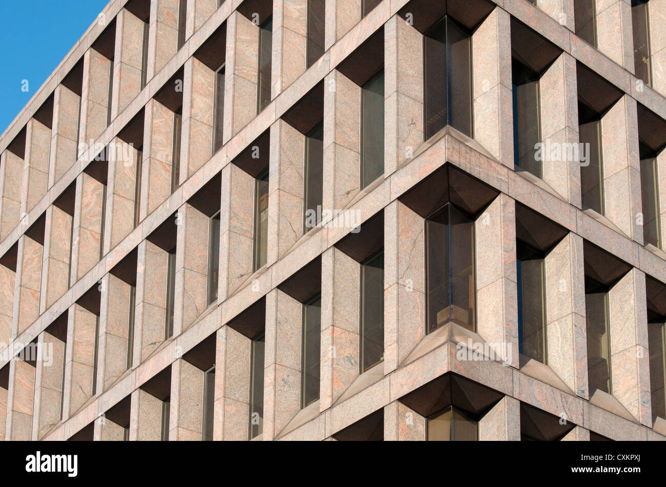 Facciata di Aldgate House progettata da Sturgis Associates (costruito 1976), 33 Aldgate High Street, City of London, England, Regno Unito Foto Stock