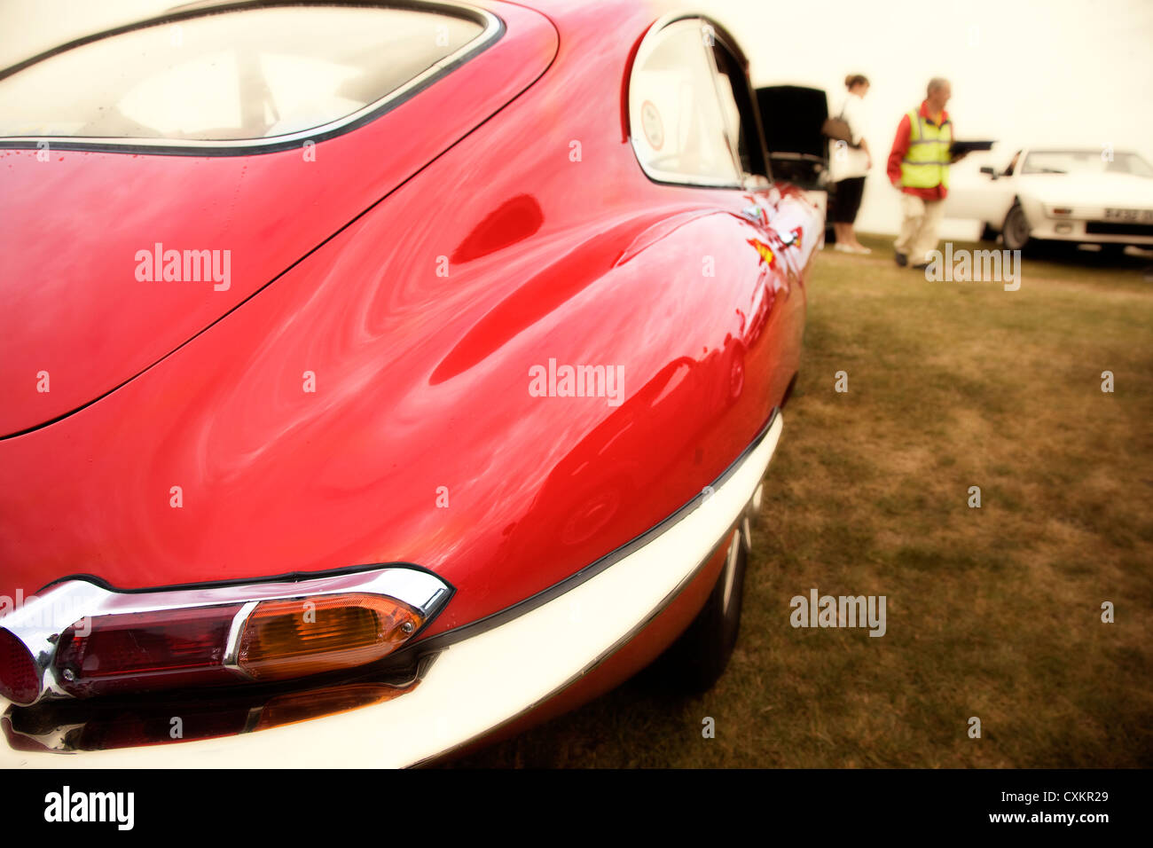 Vista posteriore di ROSSO E-type Jaguar, parcheggiato su pendii Tankerton, Kent, England, Regno Unito Foto Stock