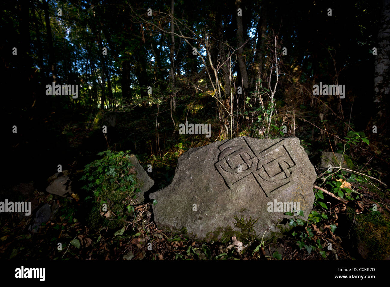 Bassorilievo con nodo celtico, una scultura contemporanea di Gilles Perez realizzati in pietra di Volvic. Il bassorilievo avec entrelacs. Foto Stock