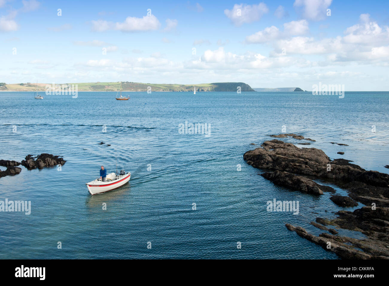 Piccolo motoscafo entrando in porto a Portscatho Cornwall Regno Unito Foto Stock