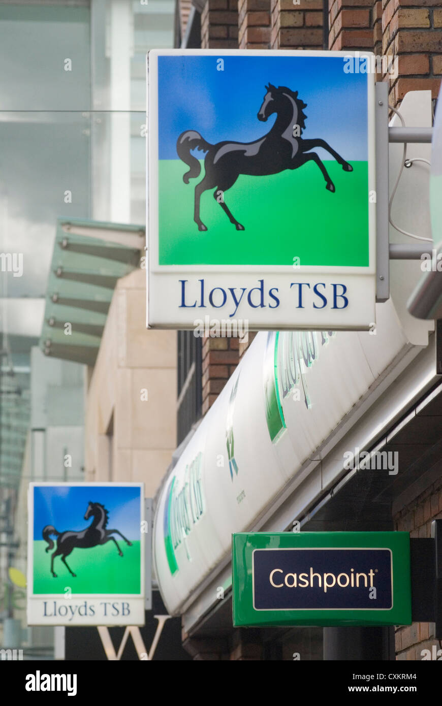 Cartelli Lloyds TSB e Cashpoint Bank Branch in High Street. Home Counties Regno Unito 2007. 2000 HOMER SYKES Foto Stock