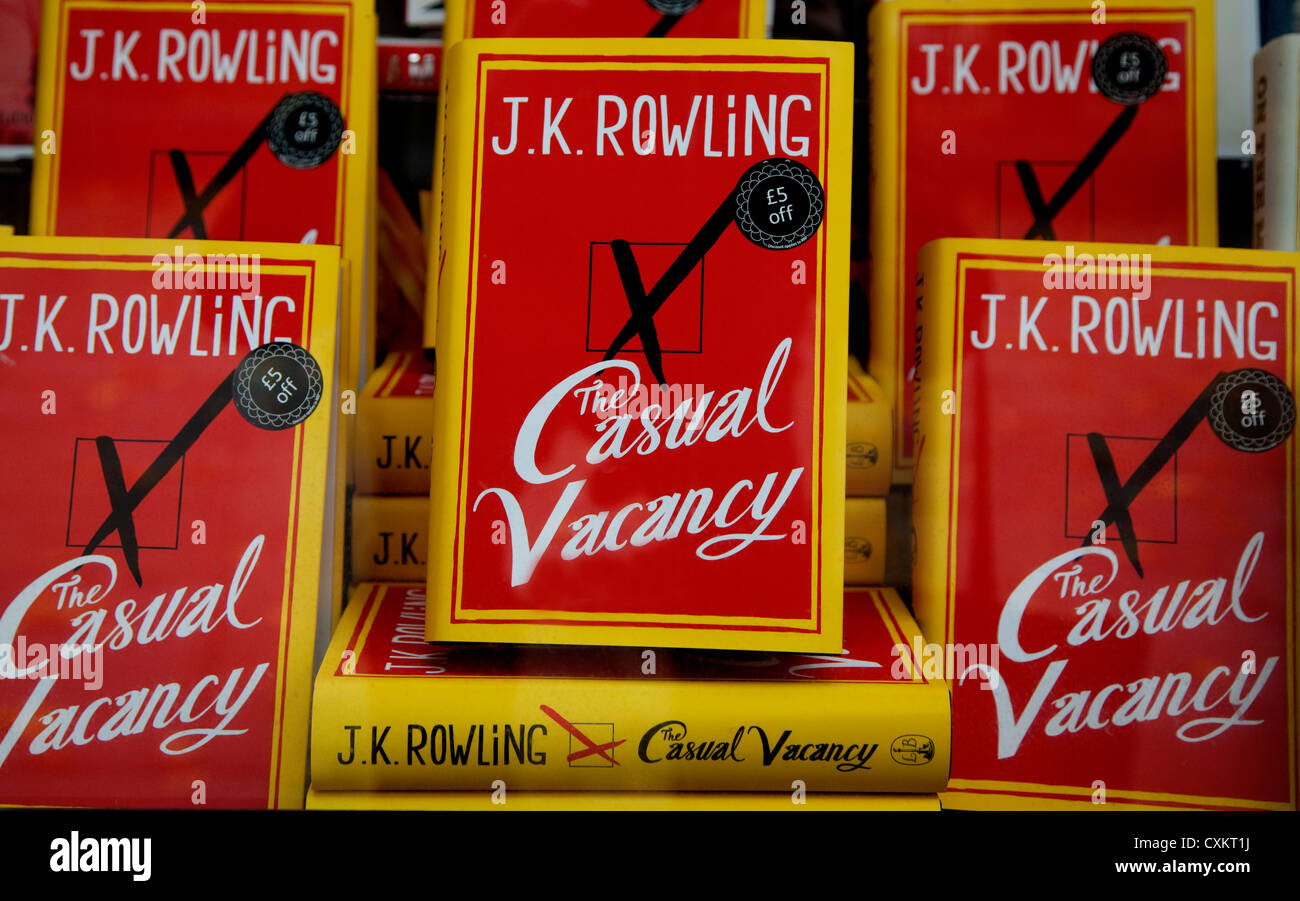 J K Rowling e casual Vacancy visualizzati in Londra finestra bookshop Foto Stock