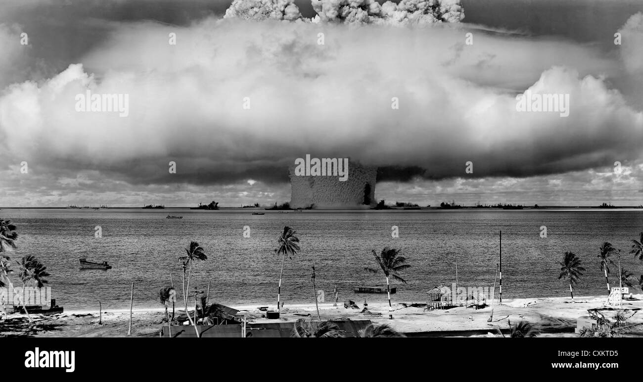 A forma di fungo e cloud colonna d'acqua dal panettiere subacquea esplosione nucleare del 25 luglio 1946 sull'Atollo di Bikini. Il 'Baker' esplosione, parte di Operazione crocevia, un arma nucleare prova dai militari degli Stati Uniti in Bikini Atoll, Micronesia, il 25 luglio 1946. Il più ampio, cloud esterno è in realtà solo una nuvola di condensa causata dalla camera di Wilson effetto, ed è stata molto breve. Non vi era alcun classic nuvola a fungo salgono verso la stratosfera, ma all'interno del cloud di condensazione la sommità del geyser di acqua formata una testa a fungo chiamato il cavolfiore, che è sceso di nuovo in laguna ( Foto Stock