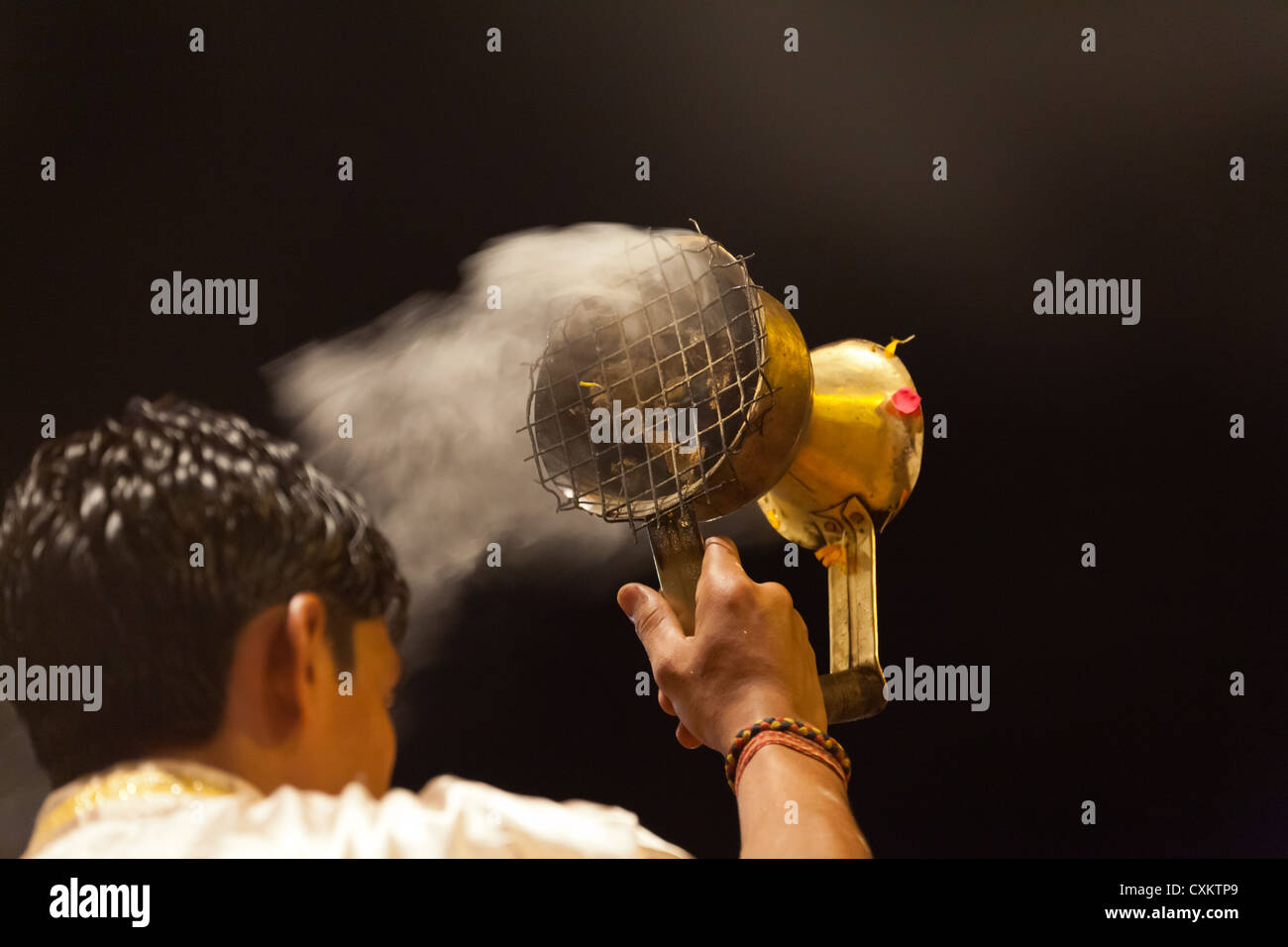 Pentola di fumo ad una cerimonia Indù di Varanasi in India durante la notte Foto Stock Pentola di fumo ad una cerimonia Indù di Varanasi in India durante la notte Foto Stock