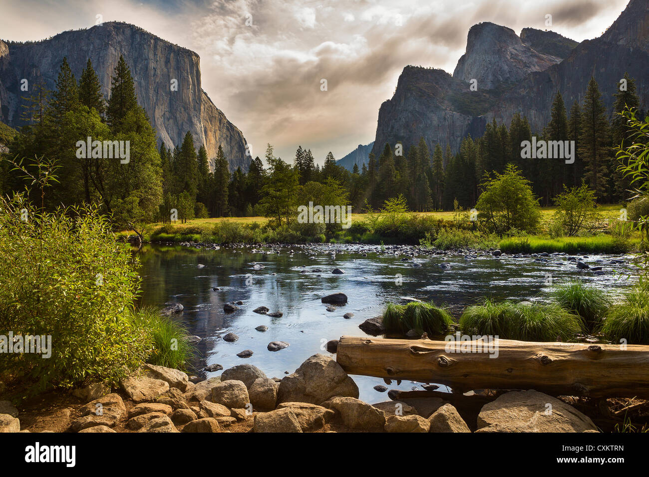 Parco Nazionale di Yosemite in California, El Capitan e fiume Merced Foto Stock