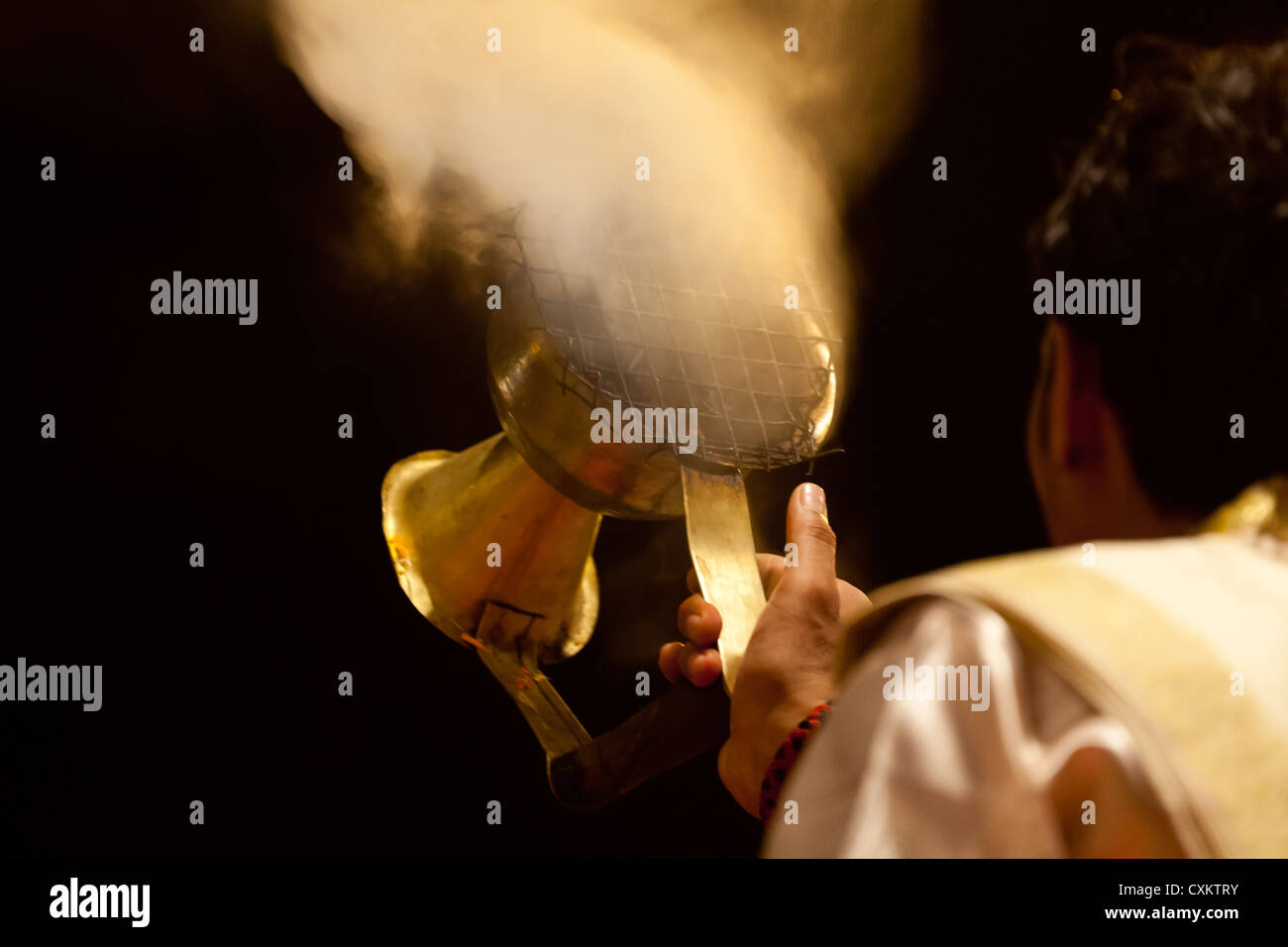 Pentola di fumo ad una cerimonia Indù di Varanasi in India durante la notte Foto Stock Pentola di fumo ad una cerimonia Indù di Varanasi in India durante la notte Foto Stock