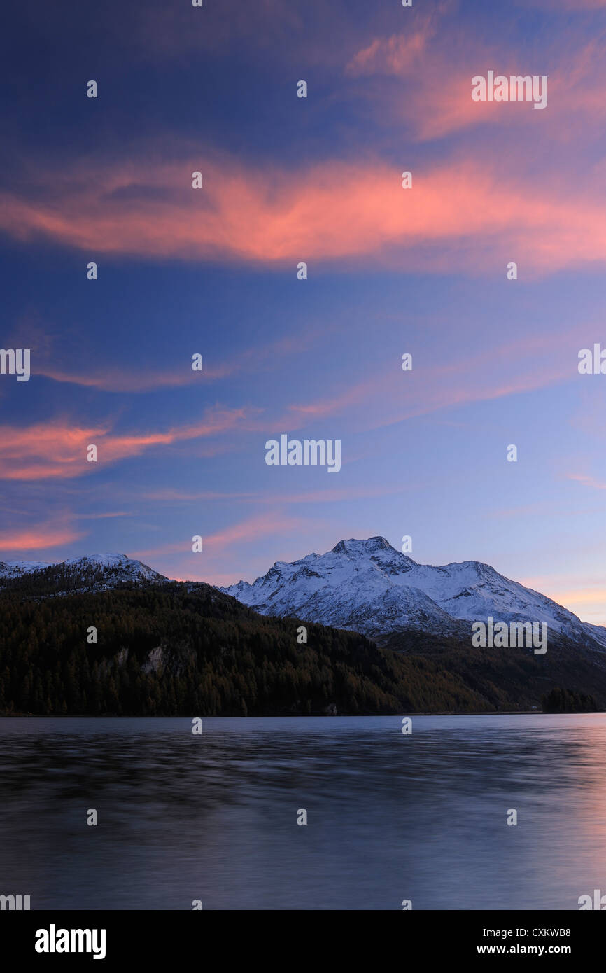 Tramonto sul lago di Sils con Piz da la Margna, St Moritz Engadin, Maloja Distretto, Grigioni, Svizzera Foto Stock