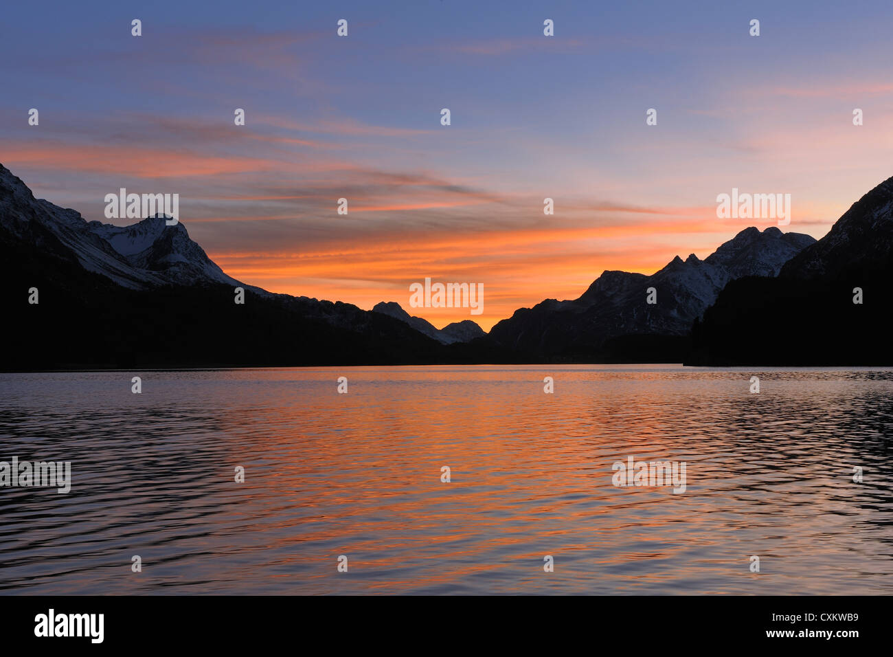Tramonto sul lago di Sils con Piz Salacina, Monte Gruf e Piz Lunghin, St Moritz Engadin, Maloja Distretto, Grigioni, Svizzera Foto Stock
