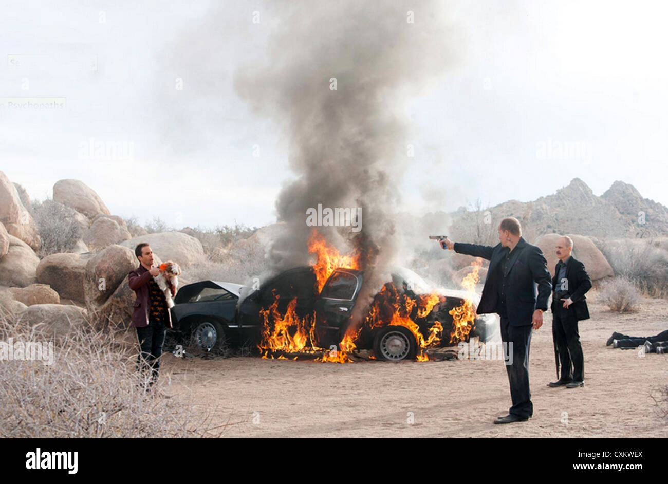 SEVEN PSYCOPATHS 2012 CBS/Blueprint Pictures film con Sam Rockwell a sinistra e Woody Harrelson tenendo la pistola Foto Stock
