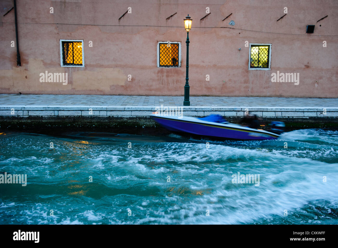 Una velocità di vele di imbarcazioni su un canale dell'Arsenale di Venezia. Foto Stock