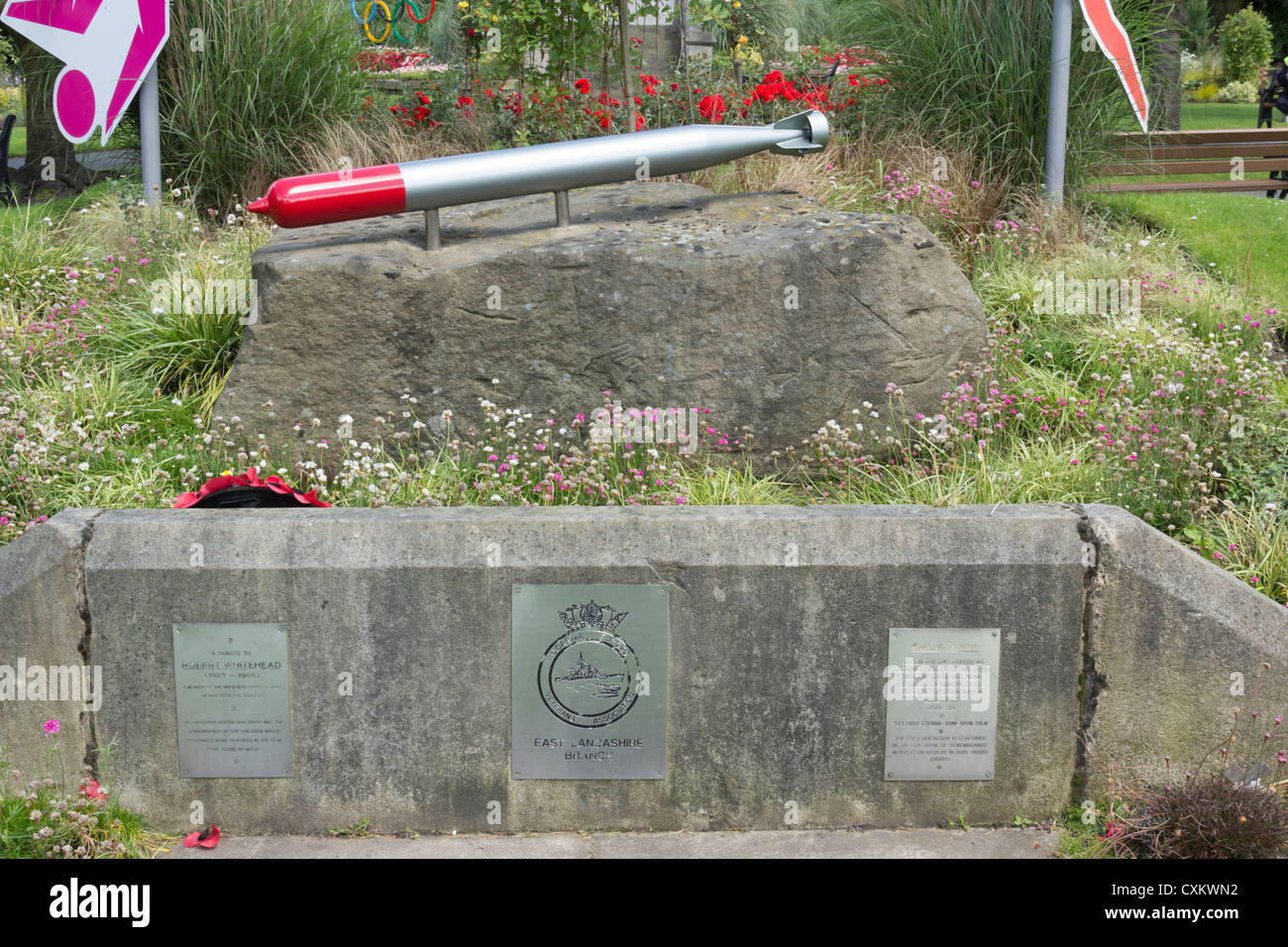 Siluro Memoriale di guerra nei giardini di Whitehead (Tower Gardens), Bury, per onorare i morti della Royal Navy forze costiere in WW II. Foto Stock