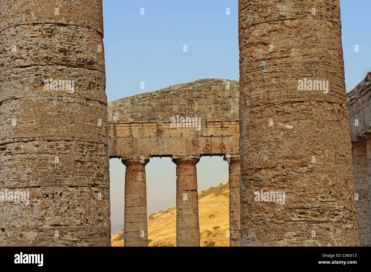 Vista del tempio greco di Segesta in Sicilia Foto Stock