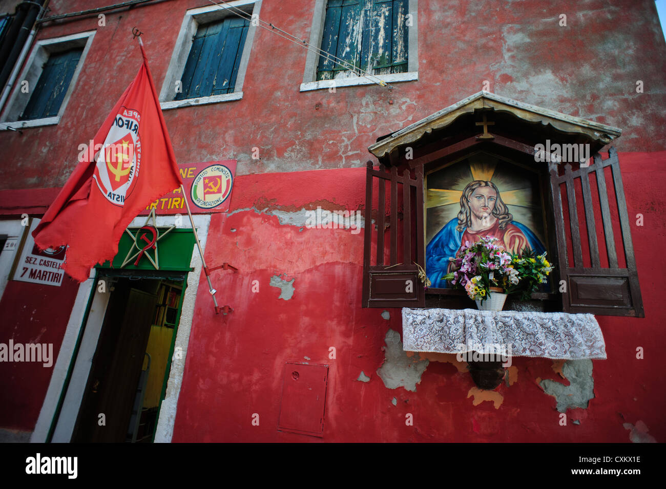 Partito comunista italiano di Office con un santuario al Sacro Cuore di Gesù sulla parete, Venezia, Italia Foto Stock
