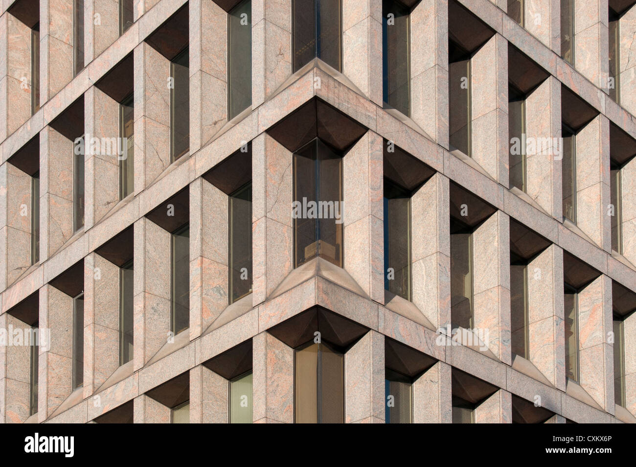 Close-up di facciata di Aldgate House progettata da Sturgis Associates (1976), 33 Aldgate High Street, City of London, England, Regno Unito Foto Stock