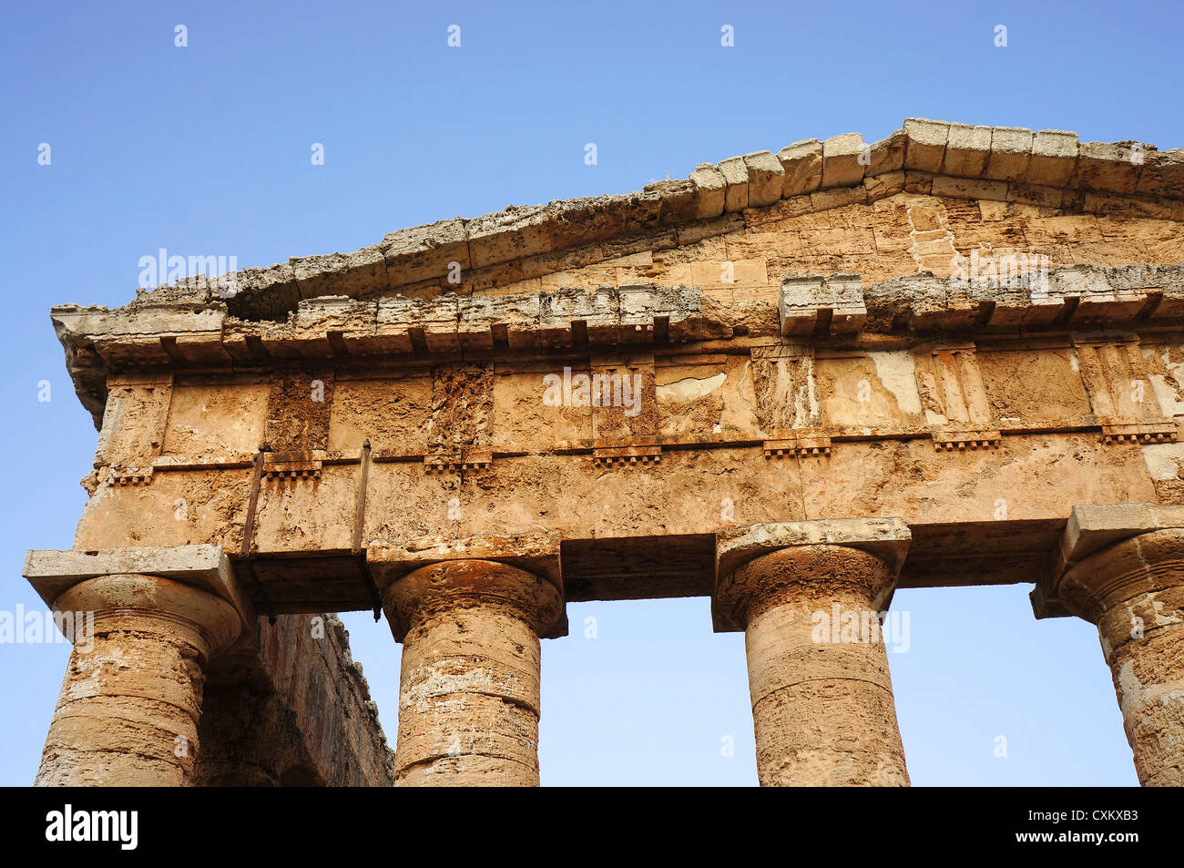 Vista del frontone del tempio greco di Segesta in Sicilia Foto Stock