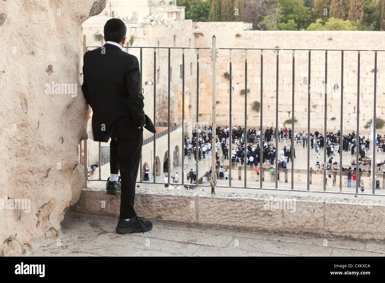 Gli uomini ebrei in preghiera al Muro del pianto visto da un punto di vista al di sopra della piazza, Gerusalemme, Israele Foto Stock