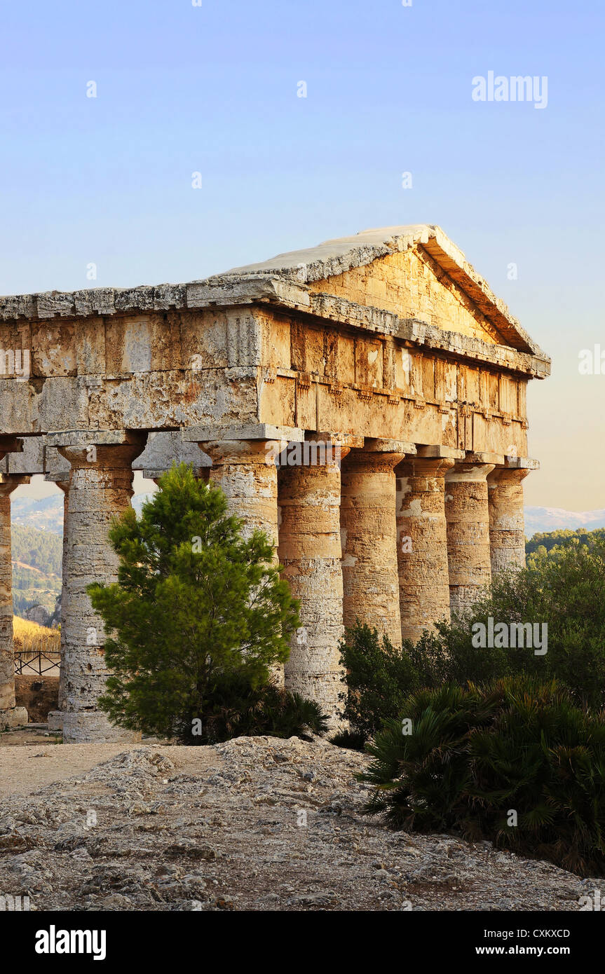Vista del tempio greco di Segesta in Sicilia Foto Stock