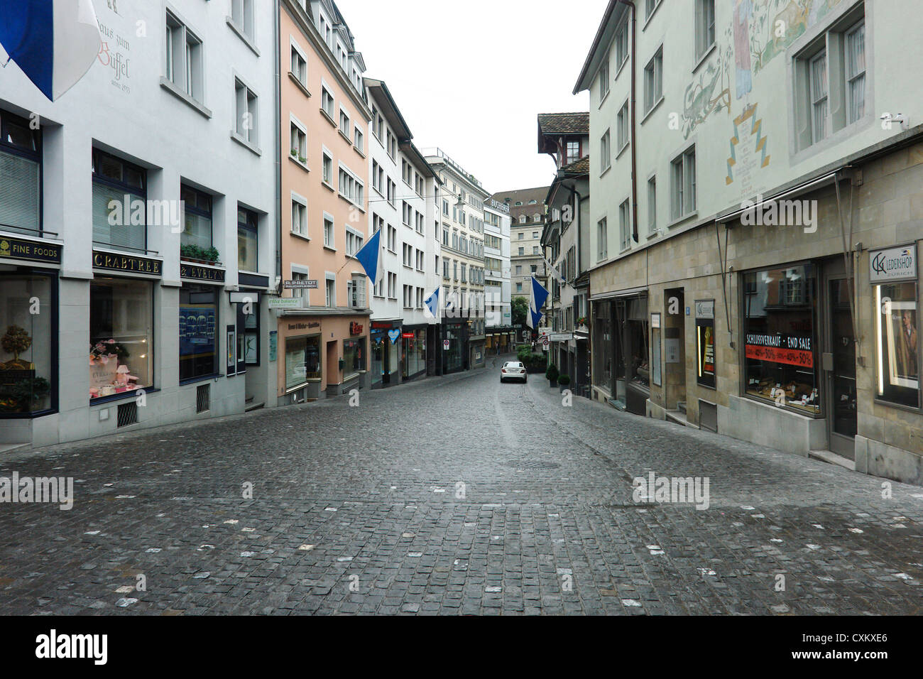 Empty street a Zurigo per una vacanza. Questa era una strada che era totalmente ciottoli e deve essere molto affollata in altri giorni. Foto Stock