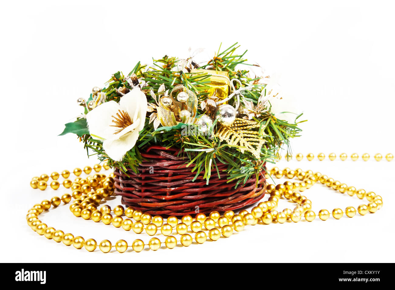 Decorazione di Natale cesto con sfere d'oro Foto Stock