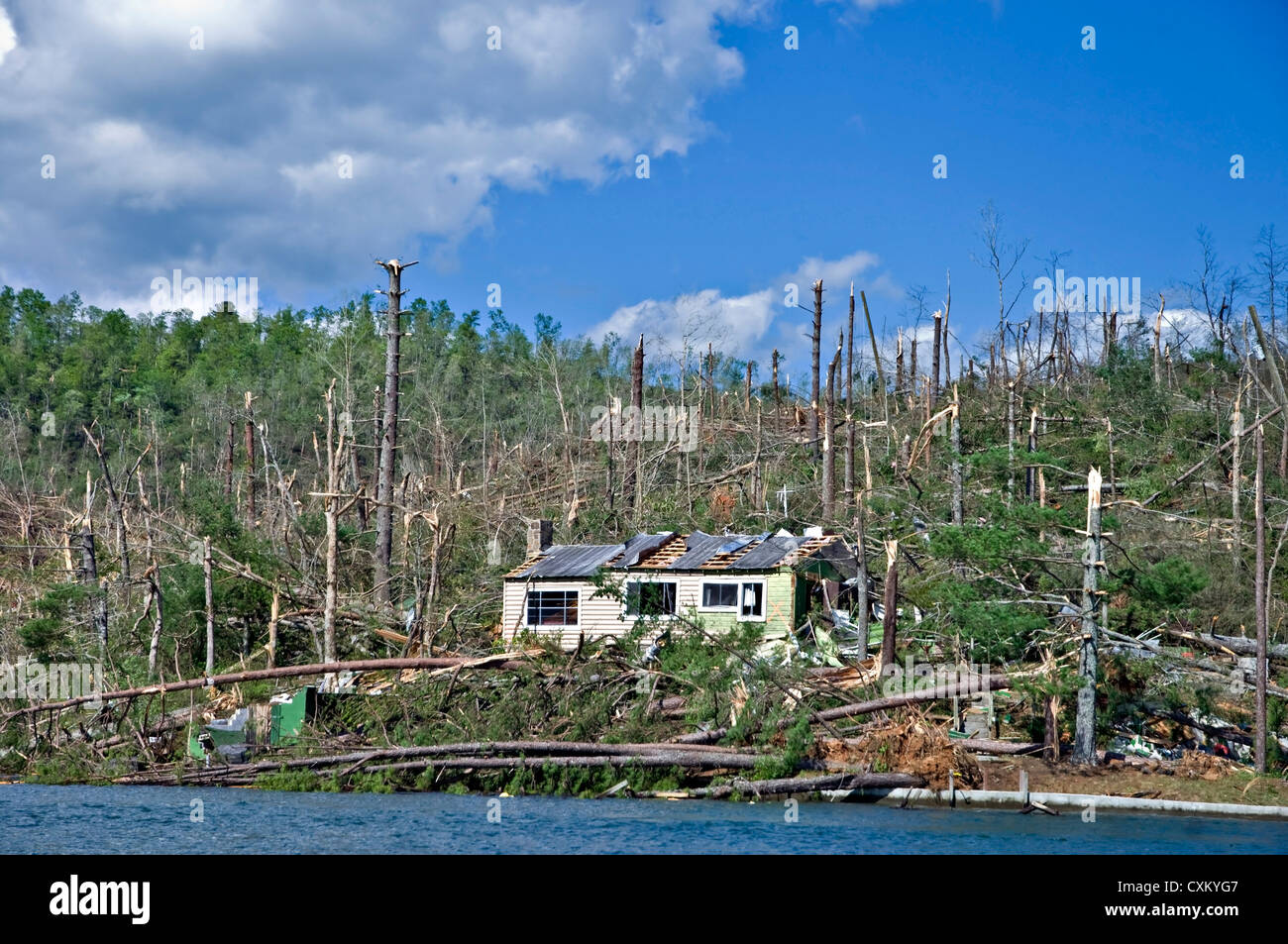 Una casa circondata da alberi abbattuti dopo un tornado sul Lago di Burton. Foto Stock