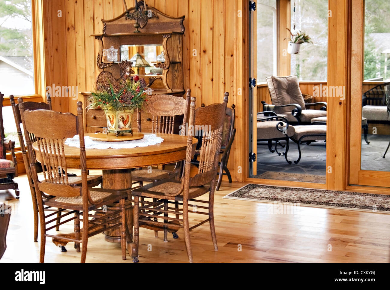 Una grande camera con vista della sala da pranzo e un portico riparato aree. Foto Stock