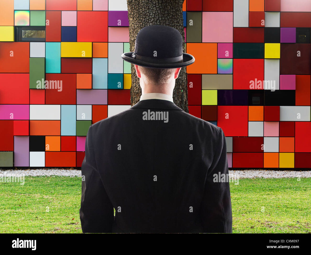 Uomo rivolto verso il multi-parete colorata Foto Stock