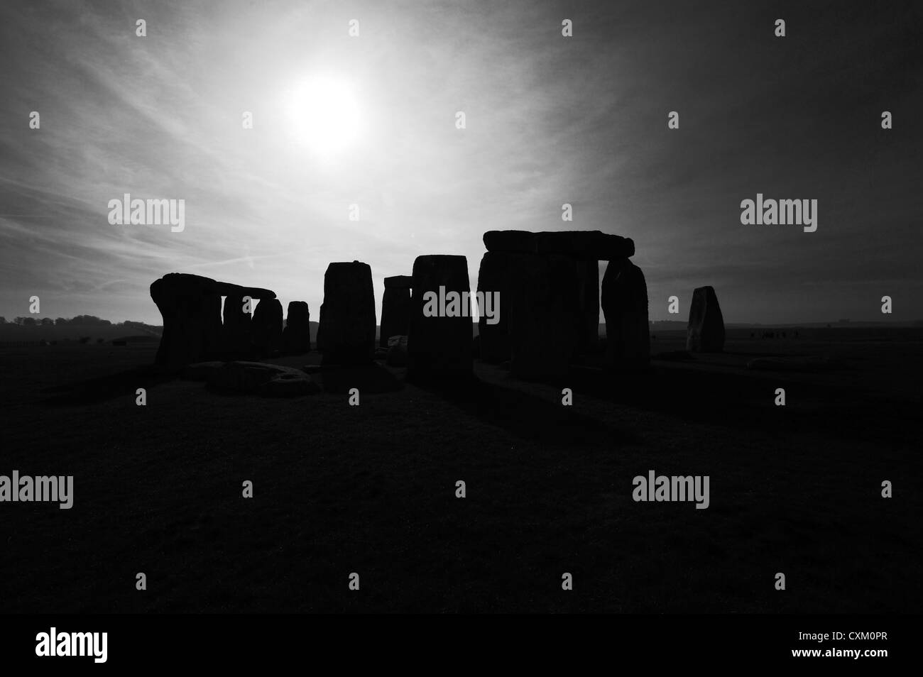 Stonehenge silhouette in un freddo estati giorni British Summer Time Foto Stock