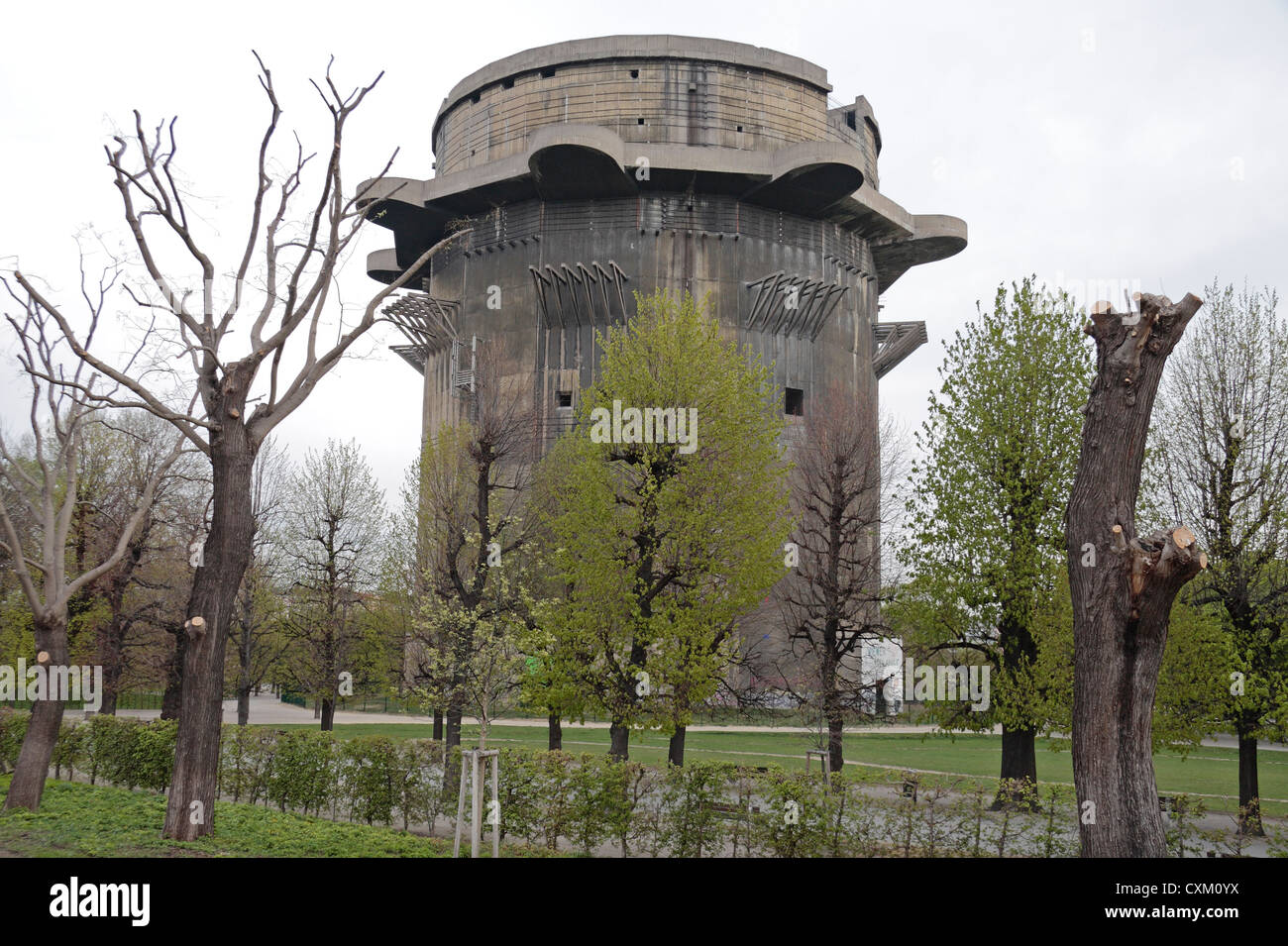 La massiccia G-Torre tedesco Seconda Guerra Mondiale anti-aerei flak torre (flackturme) in Augarten, centrale di Vienna, Austria. Foto Stock