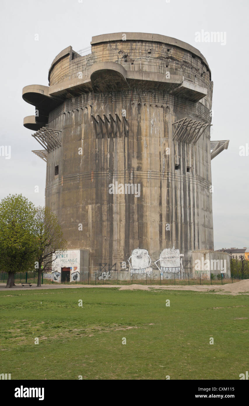 La massiccia G-Torre tedesco Seconda Guerra Mondiale anti-aerei flak torre (flackturme) in Augarten, centrale di Vienna, Austria. Foto Stock