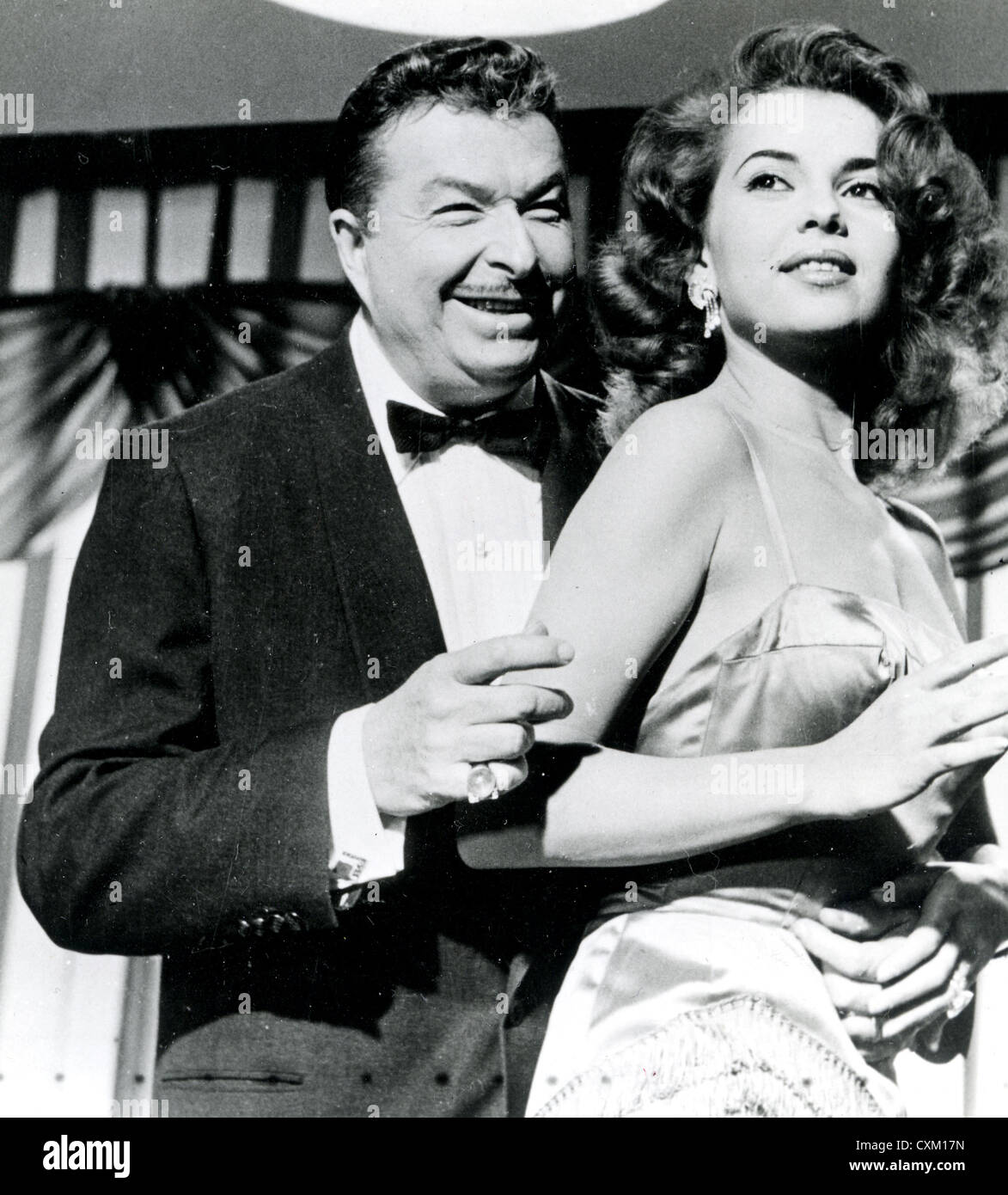 XAVIER CUGAT (1900-1990) bandleader ispano-americana con la quarta moglie Abbe Lane circa 1960 Foto Stock