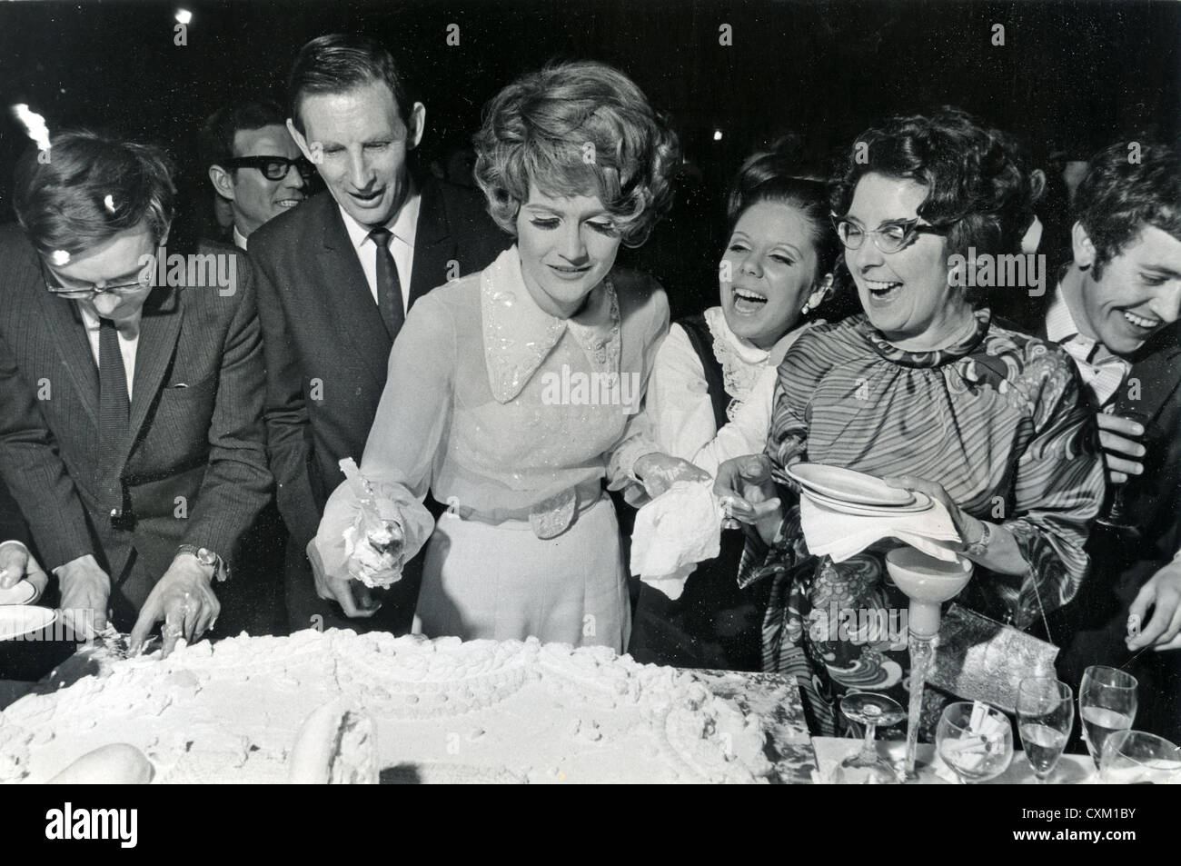 SANDIE SHAW UK cantante pop con i suoi genitori a il suo ventunesimo compleanno in Madame Tussaud's, Londra,Febbraio 1968. Foto Tony Gale Foto Stock