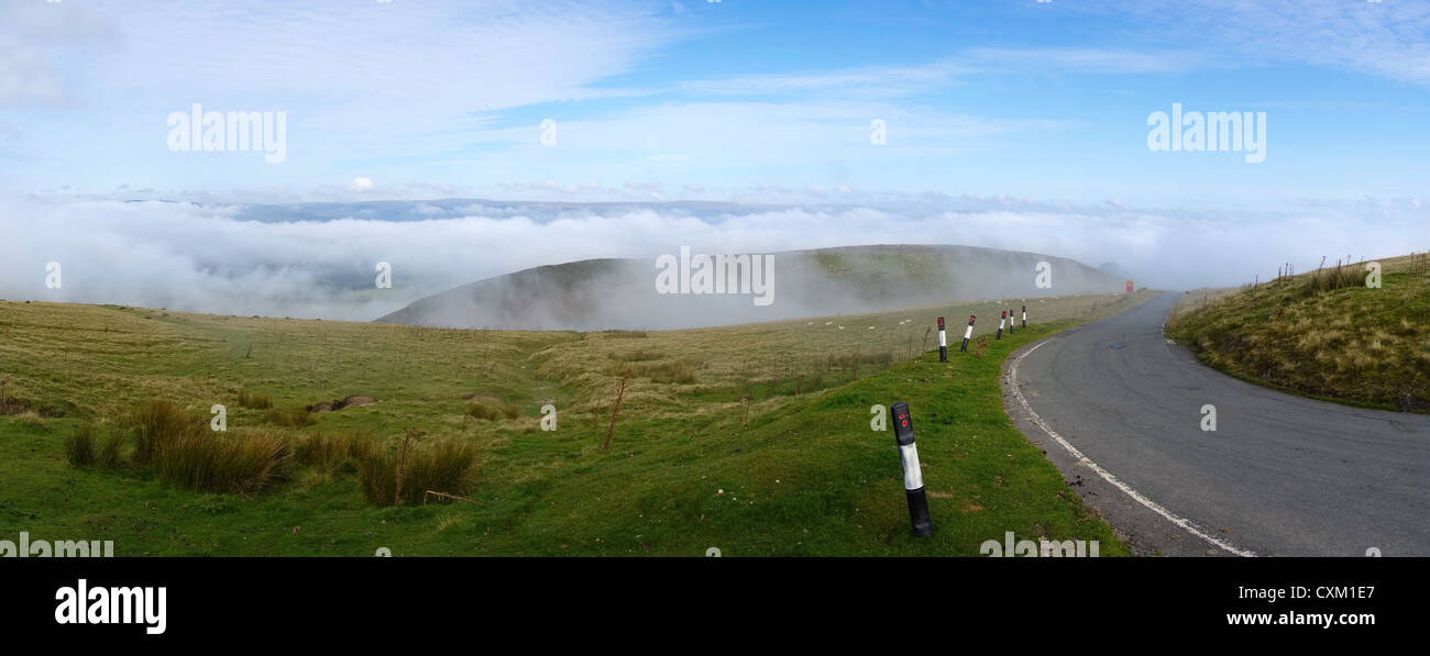 Colline Welsh stretta strada mattina nebbia panorama, Mynydd Epynt Wales UK. Foto Stock