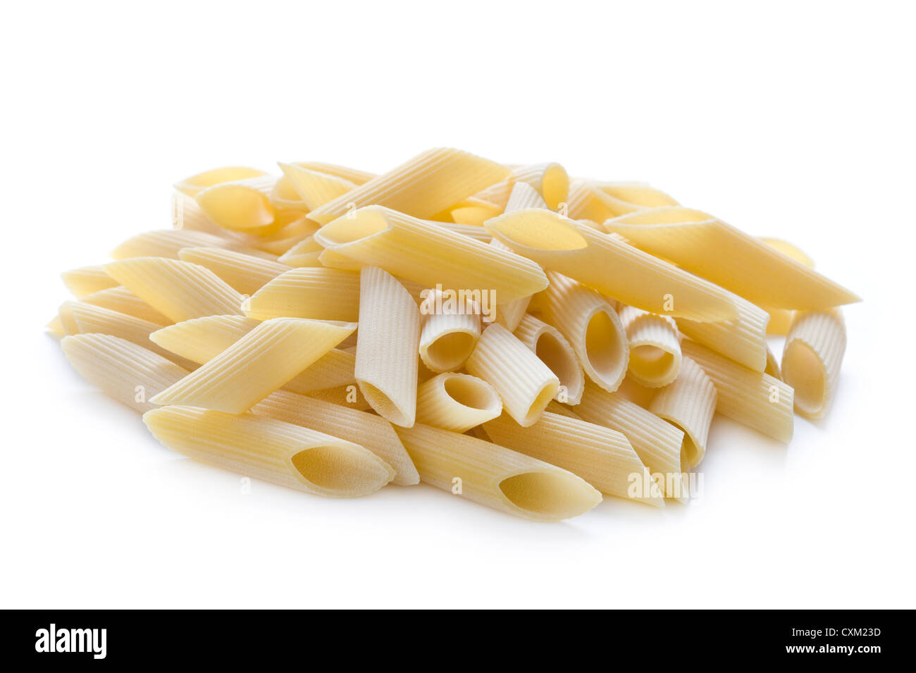 Non cotte raw secco penne, pennoni rigati o rigate pasta in un heap isolato su uno sfondo bianco Foto Stock