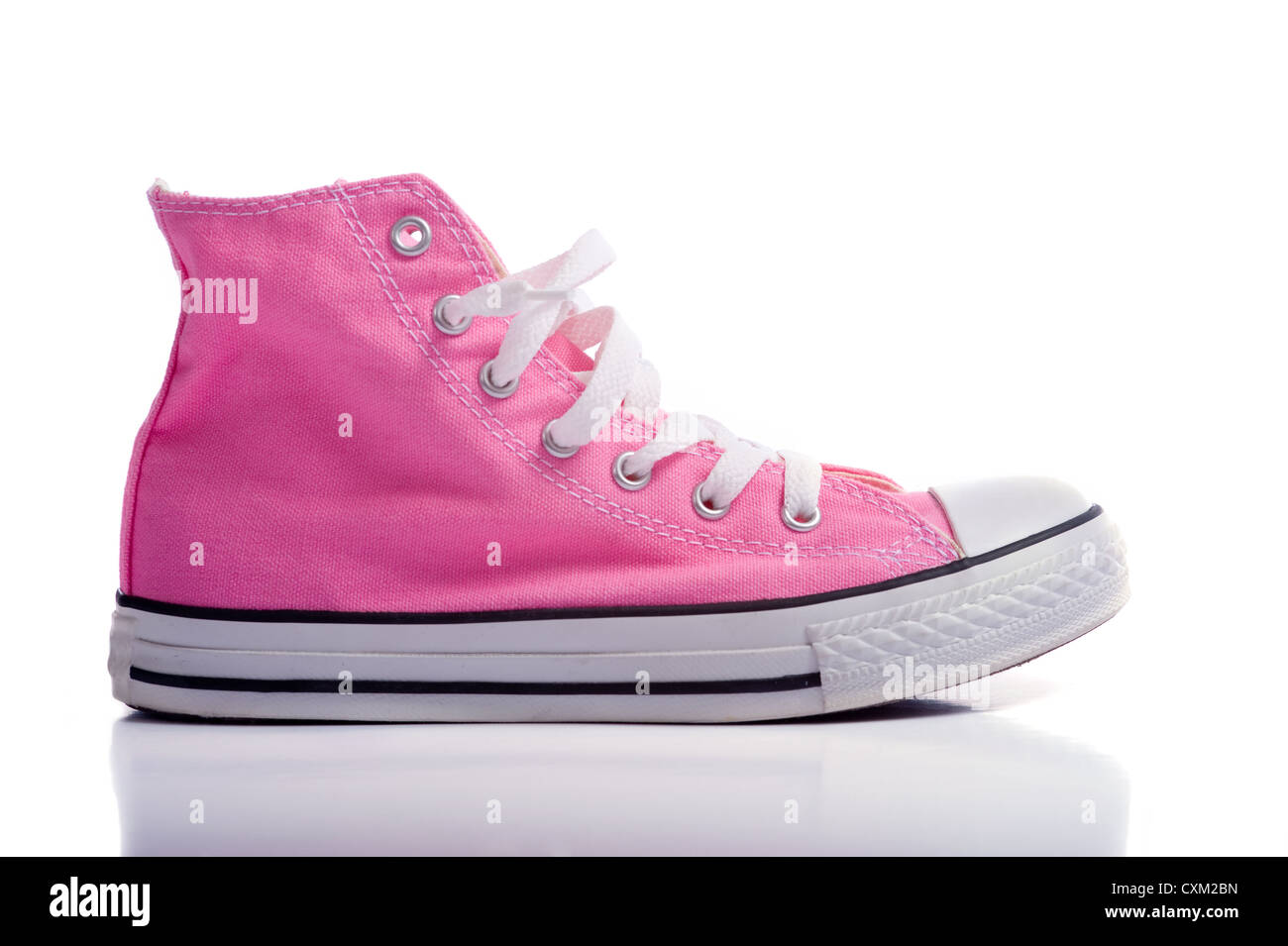 Una coppia di rosa in stile vintage canvas scarpe da basket o sneakers su uno sfondo bianco con spazio di copia Foto Stock