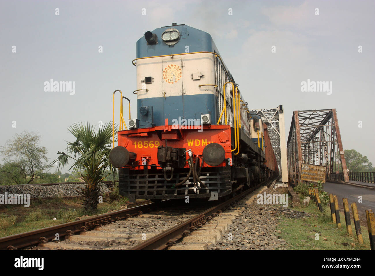 Indian treno passeggeri ponte di attraversamento ad alta velocità. Farrakka, West Bengal, India Foto Stock
