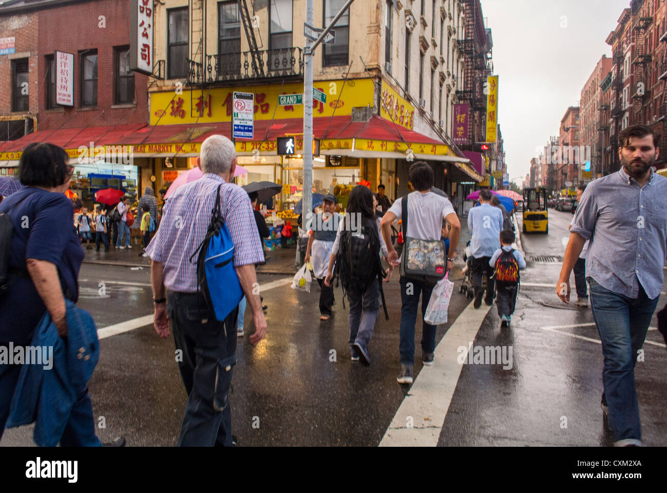 New York, New York, Stati Uniti, grande folla di persone, passaggio cinese all'angolo di Rainy Street a Chinatown, Lower East Side, Manhattan, quartieri locali, passeggiate urbane, strada trafficata stati uniti Foto Stock
