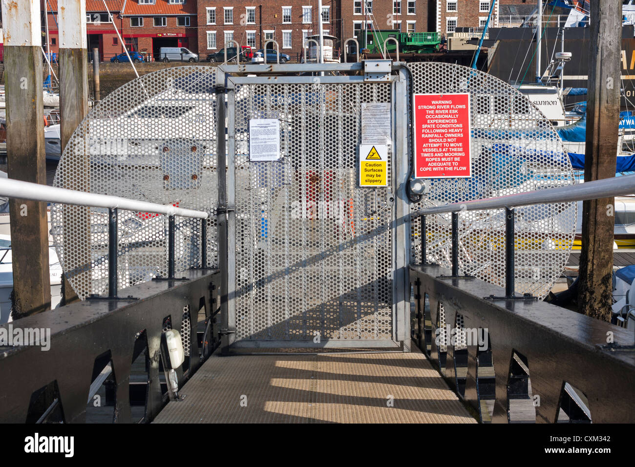 Cancello di sicurezza sulla passerella per il pontile della marina di Whitby Foto Stock