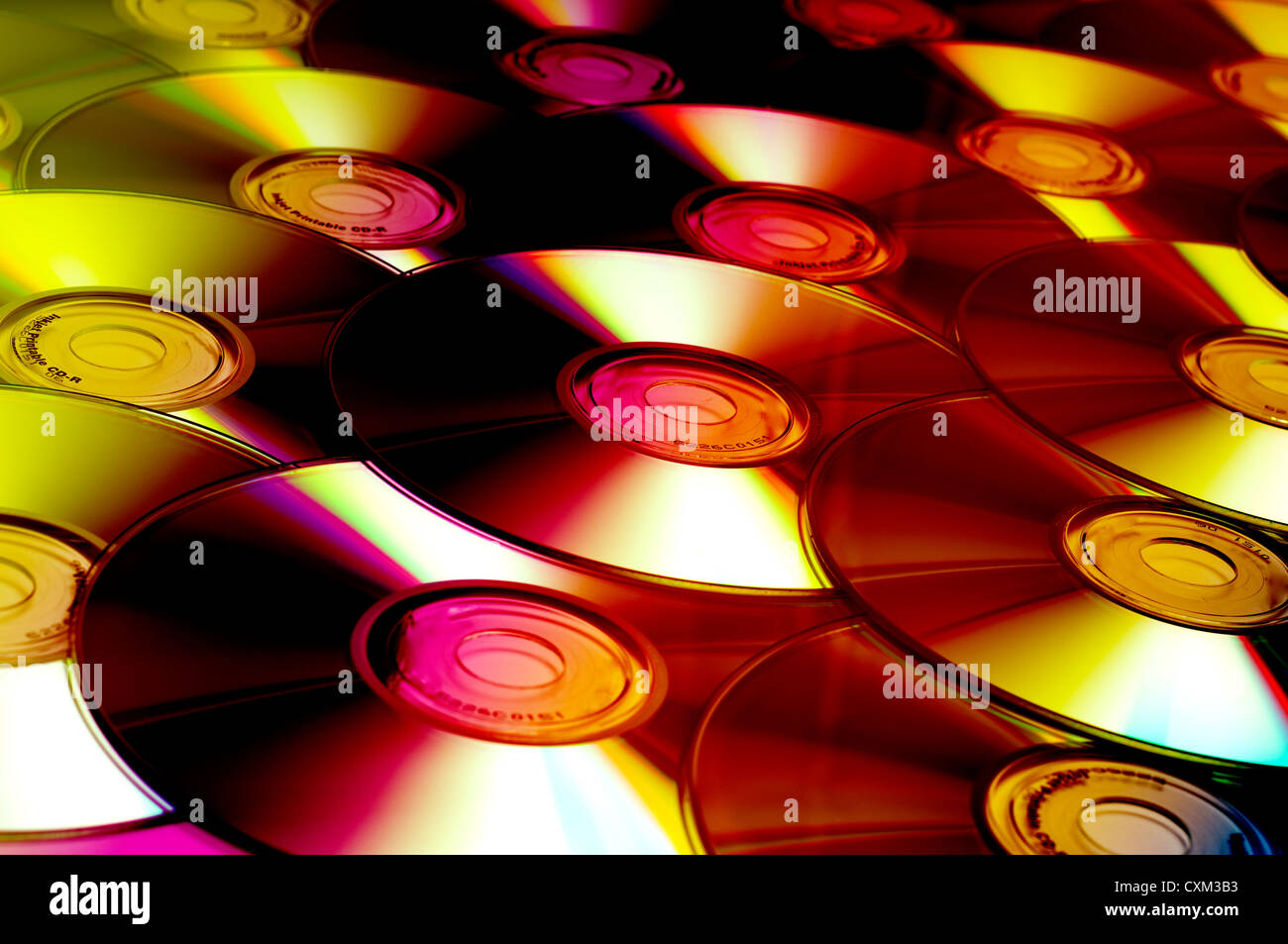 Una pila di diversi compact disk per un background tecnologico etc. Foto Stock