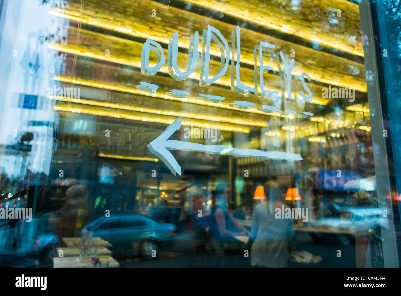 New York City, NY, STATI UNITI D'AMERICA, segno sulla finestra locale trendy bar 'Dudley's", nel Lower East Side di Manhattan, Foto Stock