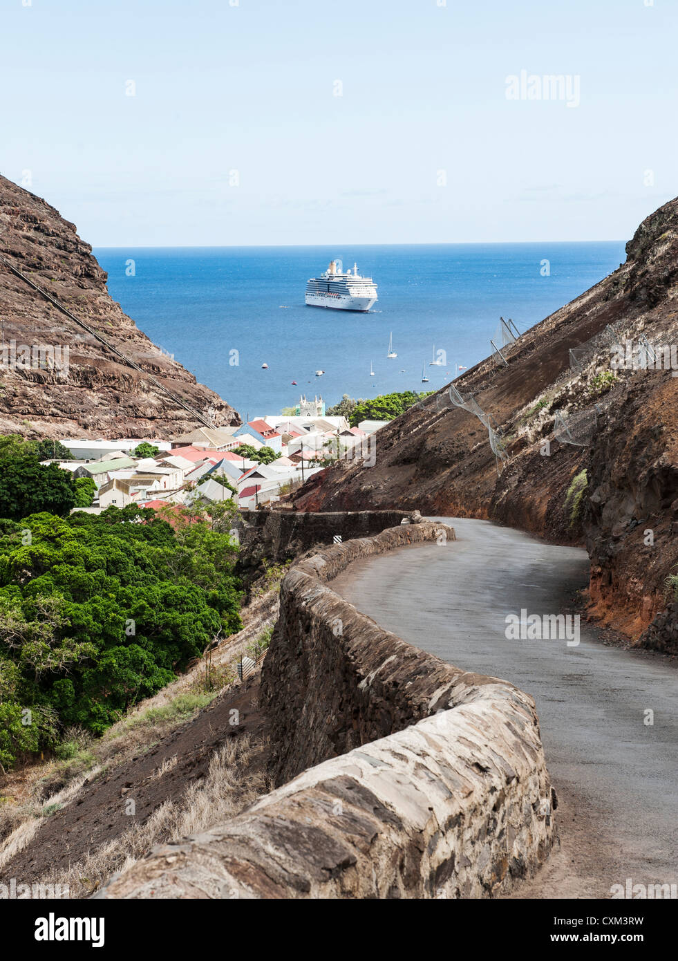 Crociera nella Baia di Jamestown St Helena Island South Atlantic con tipici St Helena road in primo piano Foto Stock