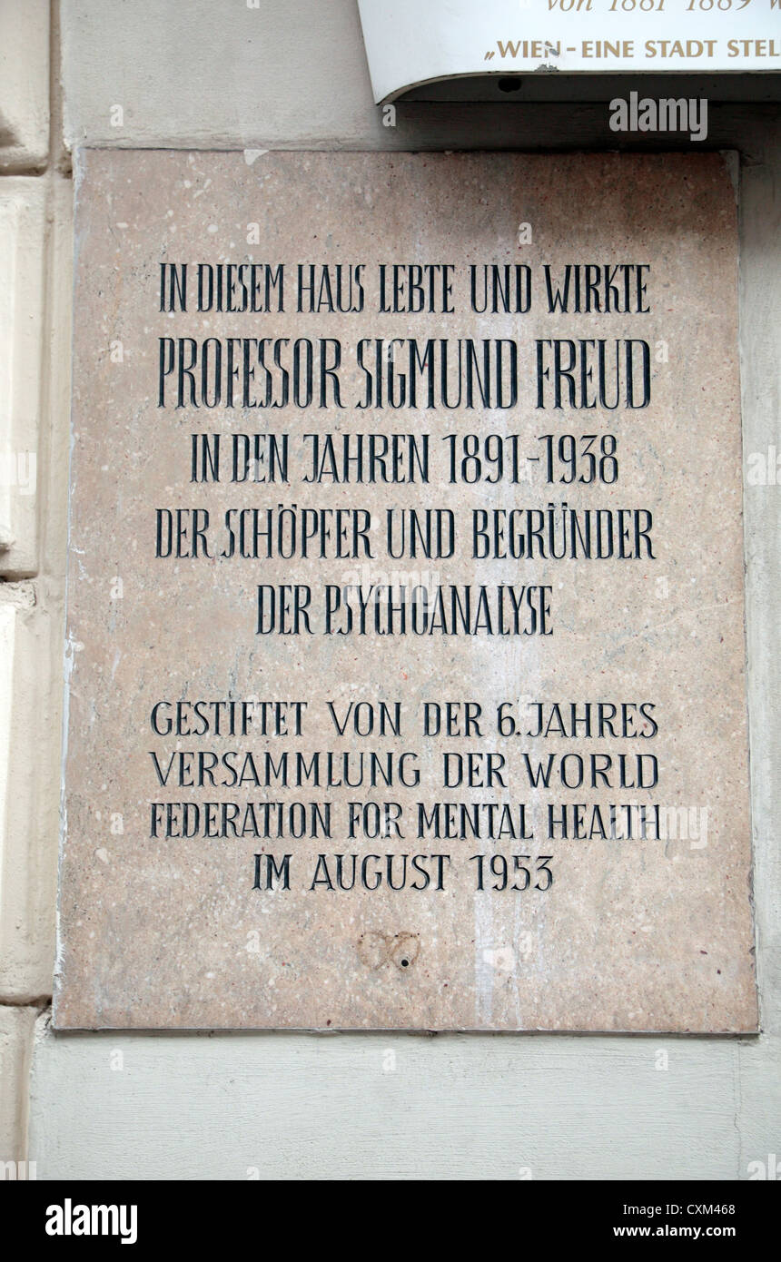 Lapide al di fuori del Sigmund Freud Museum (Vienna), Ex casa del professore, Berggasse 19, Vienna, Austria. Foto Stock