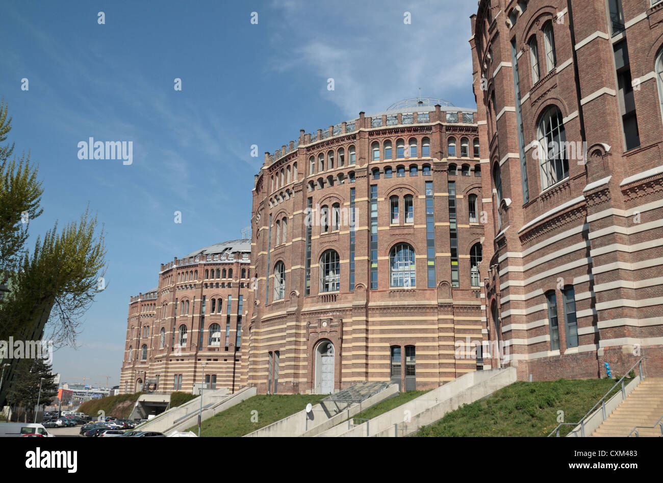 N. 1 (A) ,n. 2 (B) B è la casa di BA Halle), n. 3 (C) & n. 4 (D) complesso Gasometer, Simmering, Vienna (Wien), Austria. Foto Stock