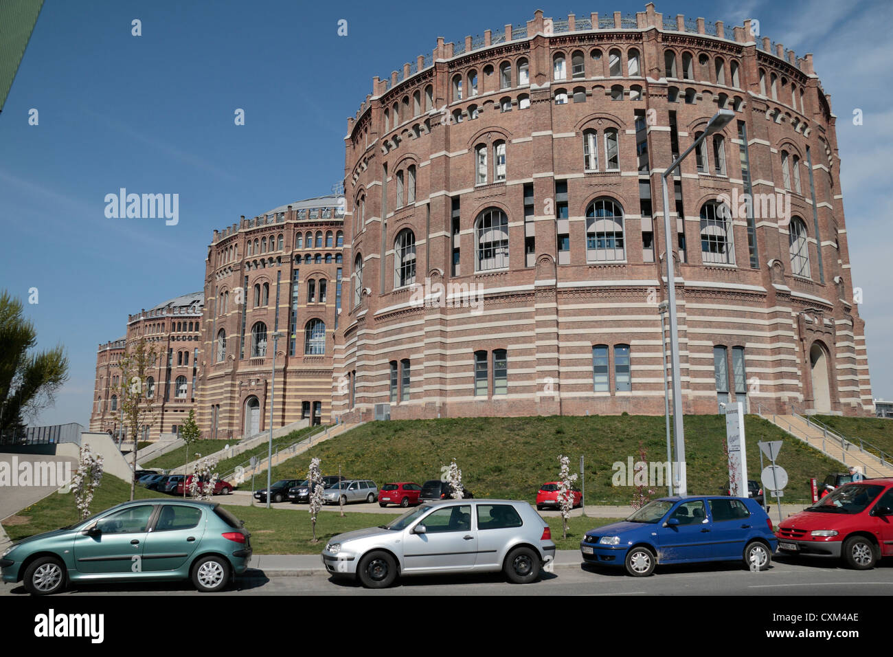 N. 1 (A) ,n. 2 (B) B è la casa di BA Halle), n. 3 (C) & n. 4 (D) complesso Gasometer, Simmering, Vienna (Wien), Austria. Foto Stock