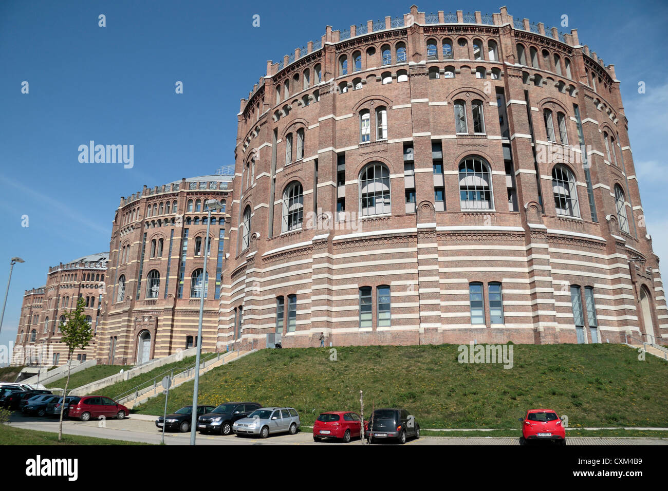 N. 1 (A) ,n. 2 (B) B è la casa di BA Halle), n. 3 (C) & n. 4 (D) complesso Gasometer, Simmering, Vienna (Wien), Austria. Foto Stock