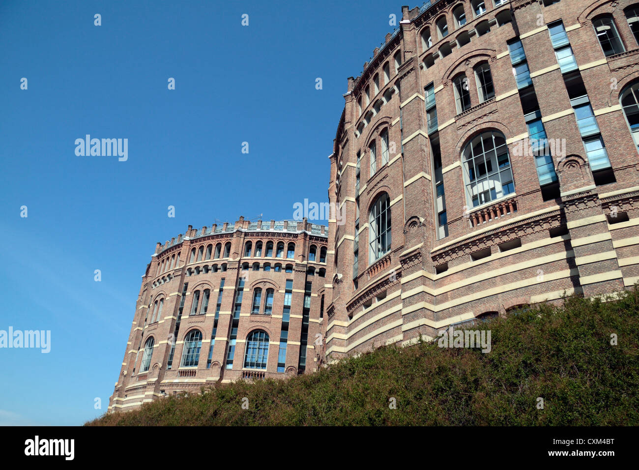 N. 1 (A) e n. 2 (B) gasometri, B è la casa di BA Halle) presso il complesso Gasometer in Simmering, Vienna (Wien), Austria. Foto Stock