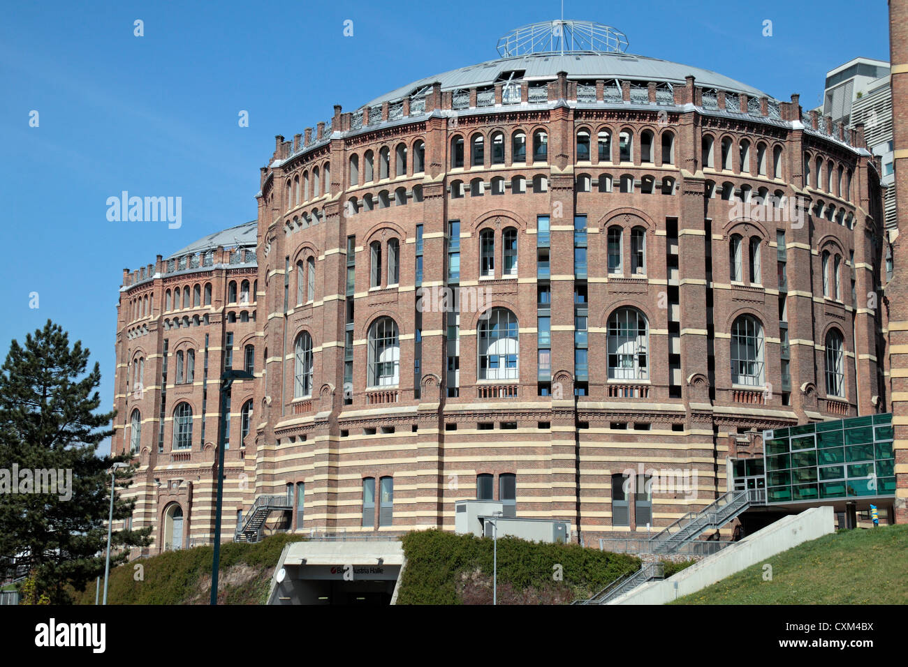 N. 1 (A) e n. 2 (B) gasometri, B è la casa di BA Halle) presso il complesso Gasometer in Simmering, Vienna (Wien), Austria. Foto Stock