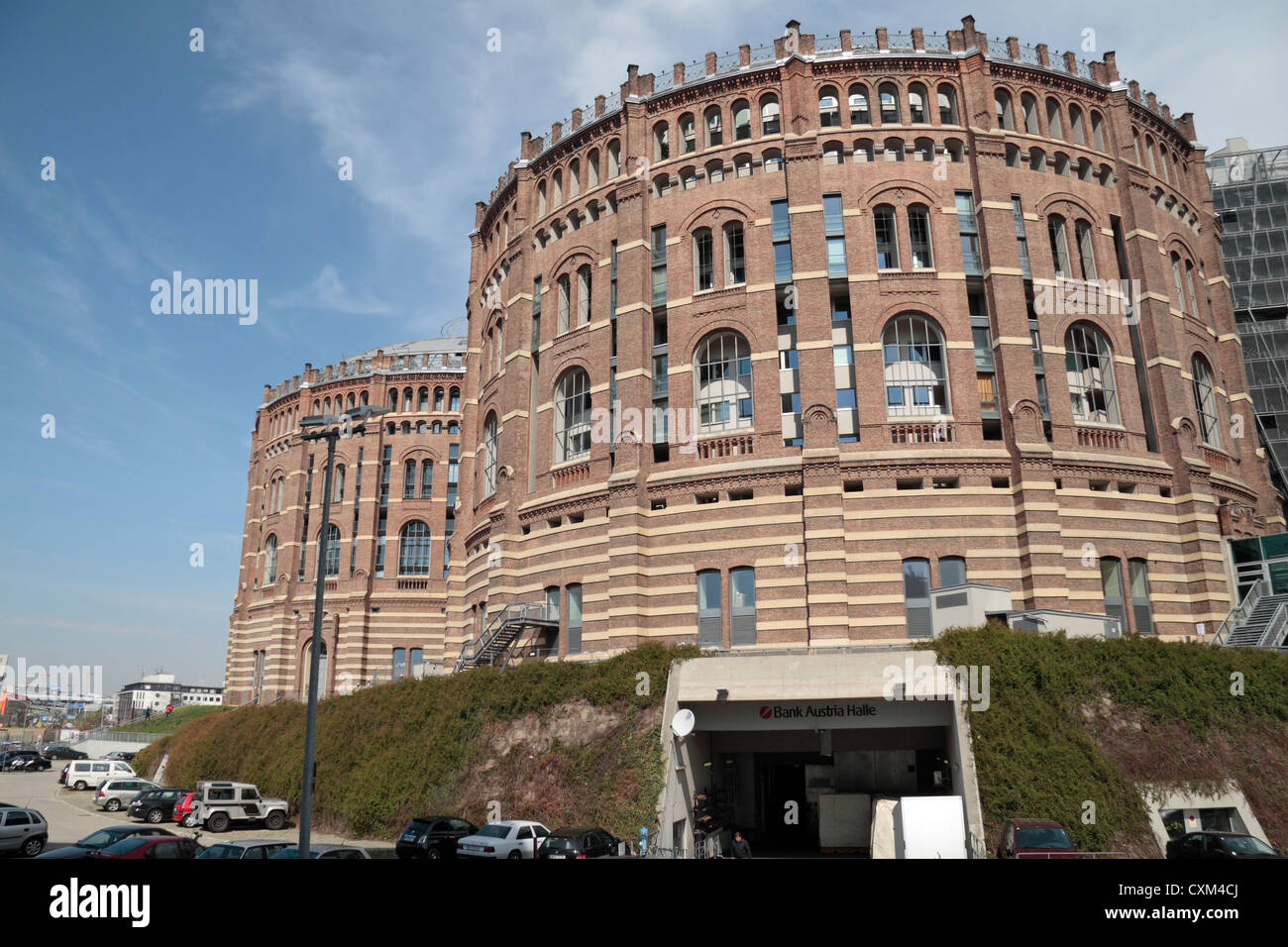 N. 1 (A) e n. 2 (B) gasometri, B è la casa di BA Halle) presso il complesso Gasometer in Simmering, Vienna (Wien), Austria. Foto Stock