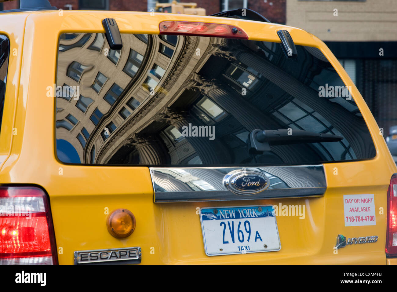Edificio refelected nel retro parabrezza di una New York yellow cab Foto Stock